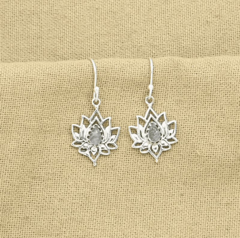 Sølvøredobber i Lotusdesign med Regnbue Månestein – 925 Sterling Sølv